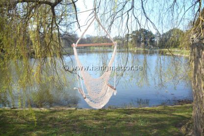 Hängstol Leblon 1 upphängd med rep under ett lummigt träd nära en damm i Slottsparken i Malmö en vacker sommardag.