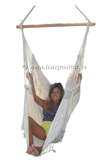 Stående vy av hängstol Ipanema med person sittande bekvämt, isolerad med vit bakgrund.