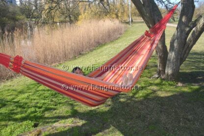 Liggandes i profil och sover skönt i hängmattan Paraíba.
