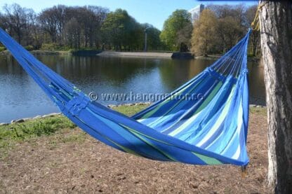Hängmatta Pernambuco upphängd tom mellan träd i en park.