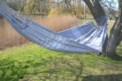 Dubbelhängmatta Sertão upphängd tom mellan träd i en park.
