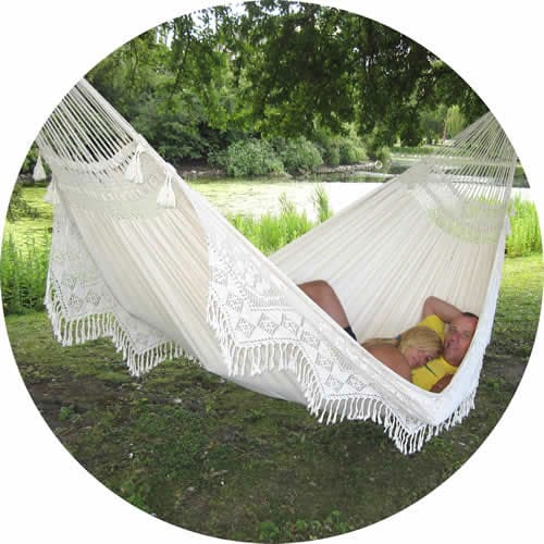 Kategori familjehängmattor visas med en man och en kvinna som ligger tillsammans i familjehängmattan Amazonas i en park.