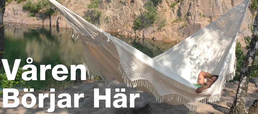 Sommaren börjar här illustreras med kvinna som ligger i en vit hängmatta upphängd mellan två träd med utsikt över ett stenbrott.