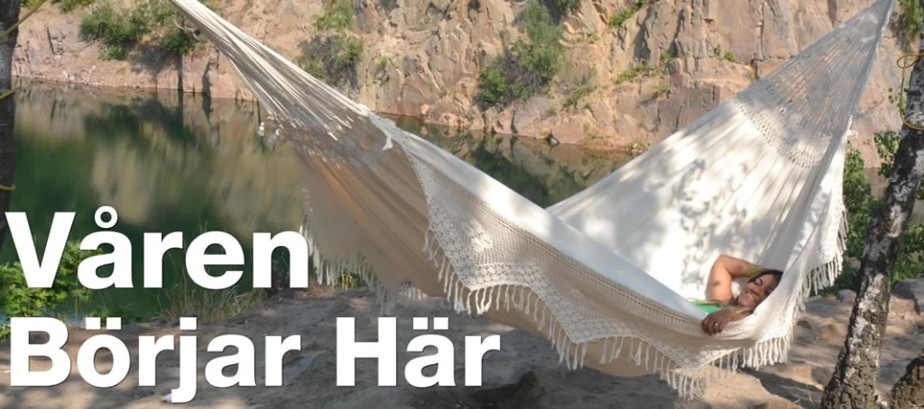 Sommaren börjar här illustreras med kvinna som ligger i en vit hängmatta upphängd mellan två träd med utsikt över ett stenbrott.