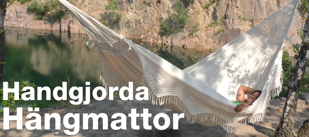 Handgjorda hängmattor illustreras med kvinna som ligger i en vit hängmatta upphängd mellan två träd med utsikt över ett stenbrott.