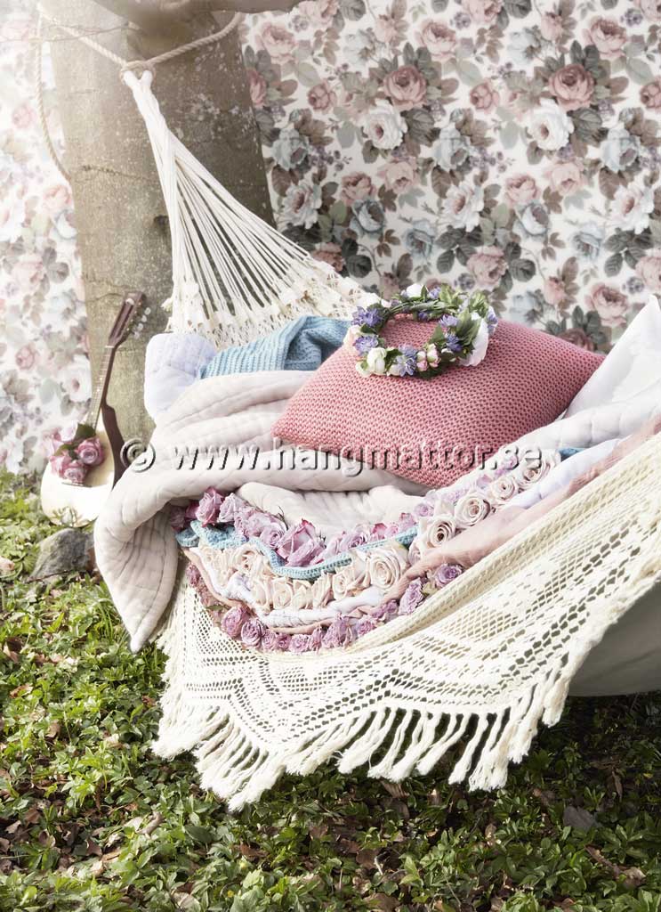 Hängmatta Espírito Santo för heminredning och möblemang konstnärligt dekorerad med kuddar, filt, pläd, täcke och blommor.